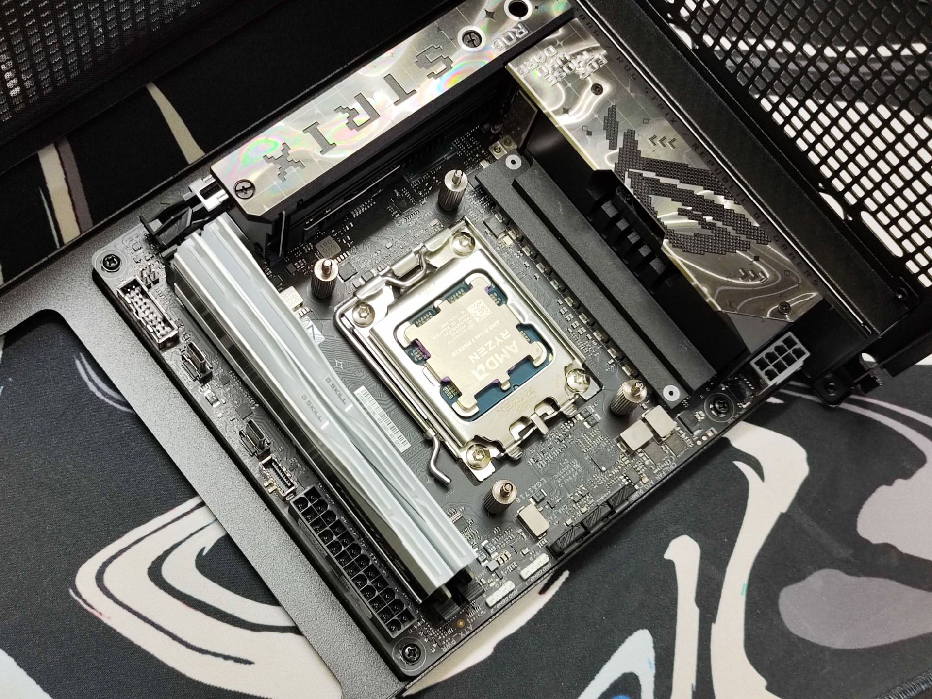Building with the CH160 Mesh is a breeze as it offers complete access to the hardware (Image via Sportskeeda)