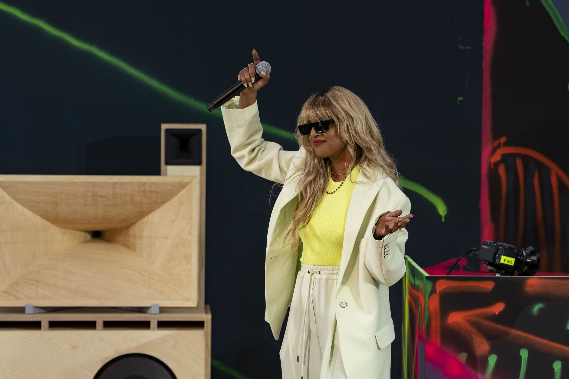 M.I.A. singer performs at OFF-WHITE Fall Winter 2021 collection runway on July 2021 - Paris, France. 04/07/2021 - Source: Getty