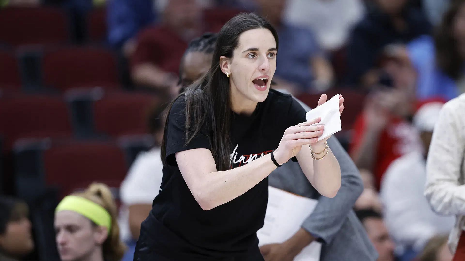 WNBA fans stunned as announcer fires subtle shots at Caitlin Clark during injury-forced absence. (Photo: IMAGN)