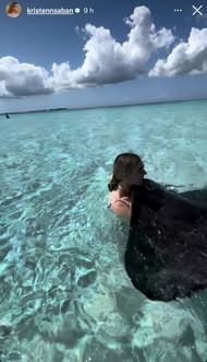 Kristen Saban while swimming with a ray in the sea. - Source: Instagram/@kristennsaban