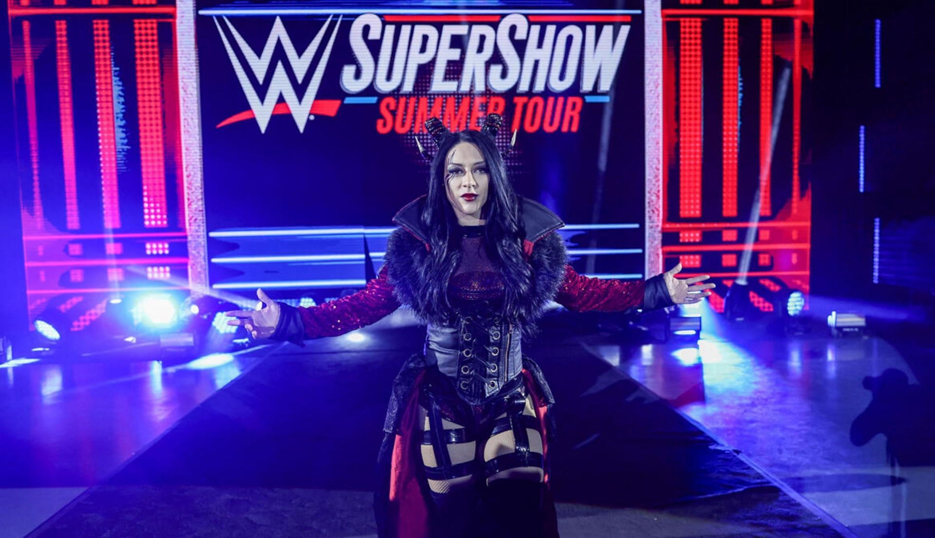 स्टैफनी वकेर एंट्री करते हुए (Photo: WWE.com)