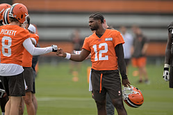 “Why is Shedeur acting like the vet?” - NFL fans react as Shedeur Sanders clowns David Njoku during Browns minicamp