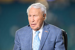 "What a joke" - Fans call out College GameDay over Lee Corso's final show being Ohio State vs. Texas Week 1 showdown