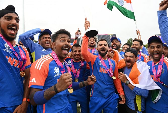 "Lo ho gayi apni photo" - Team India star's heartwarming gesture as he fulfills fan's request during T20 Mumbai League 2025 [In Picture]