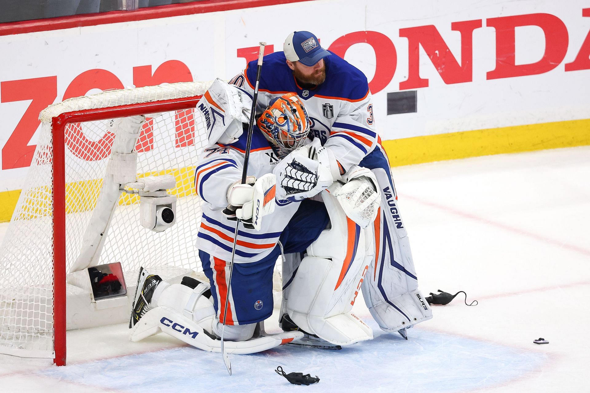 There have been question marks over Stuart Skinner and Calvin Pickard since their recent performances (Souce: Getty Images)