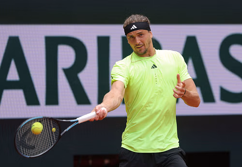 Alexander Zverev in action at the 2025 French Open (Source: Getty)