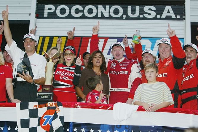 6-year-old Chase Elliott’s picture re-emerges celebrating father Bill’s victory at Pocono in 2002