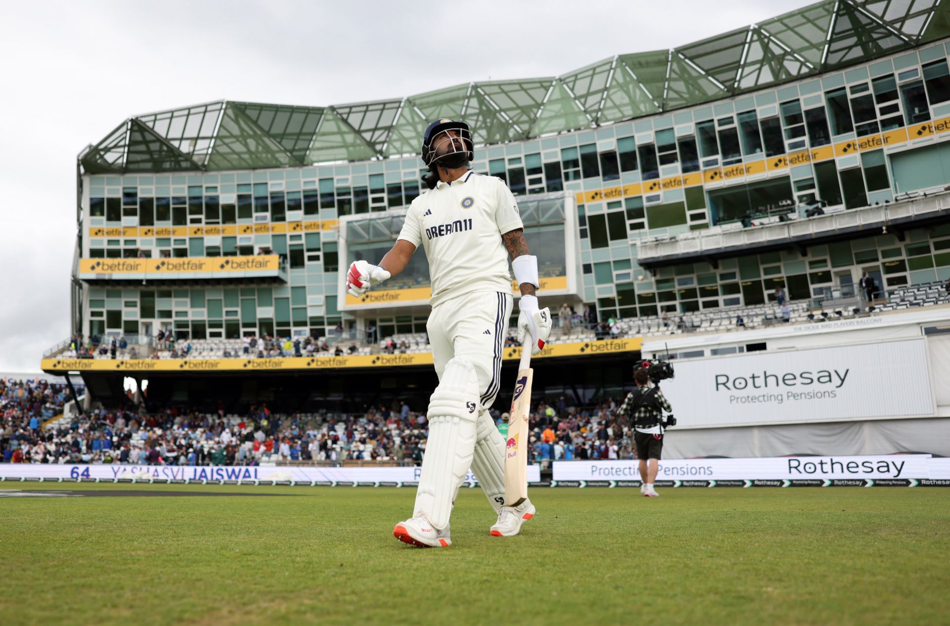 Suniel Shetty reacts to KL Rahul’s performance ahead of Day 4 of ENG vs IND 2025 1st Test [Watch]