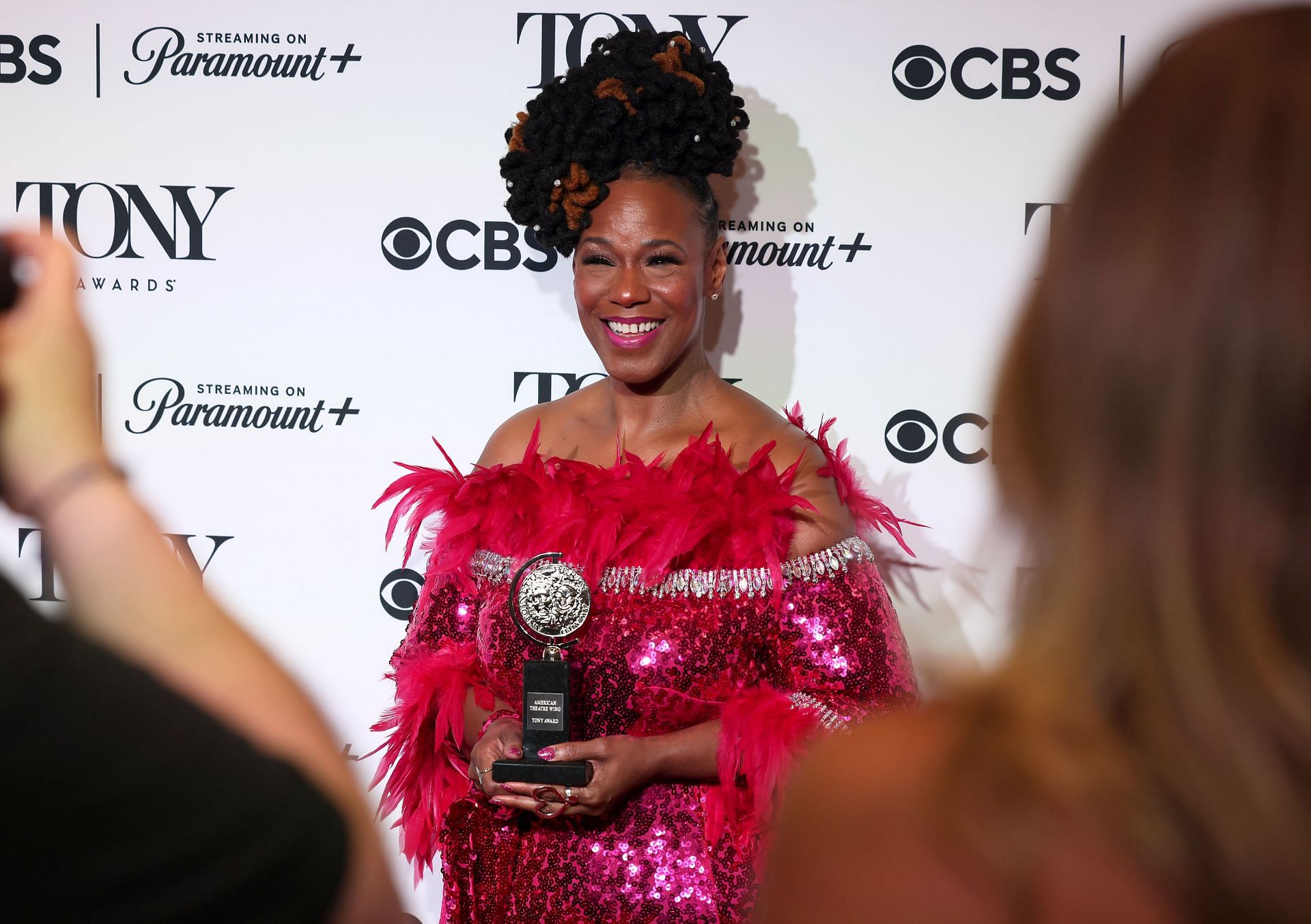 Kecia Lewis posing with her Tony Award on the 77th Annual Tony Awards - Press Room (Image via Getty)