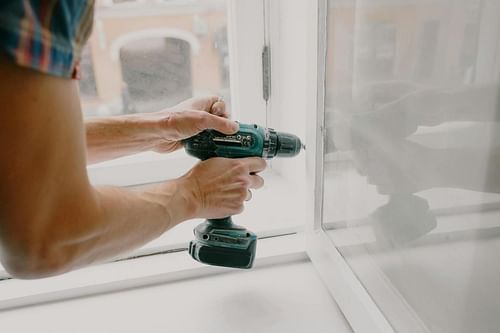 Sidney worked as a repairman at the Tilted Kilt, where Heather Elvis was working (Image via Pexels)