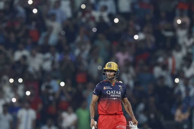 Mayank Agarwal's heartwarming gesture for Shreyas Iyer after RCB vs PBKS IPL 2025 final goes viral [Watch]