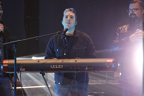 Ernie Halter performs at the Ryman Auditorium on December 07, 2021, in Nashville, Tennessee (Image via Getty)