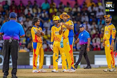 Ravichandran Ashwin with his players. (Credits: TNPL X)