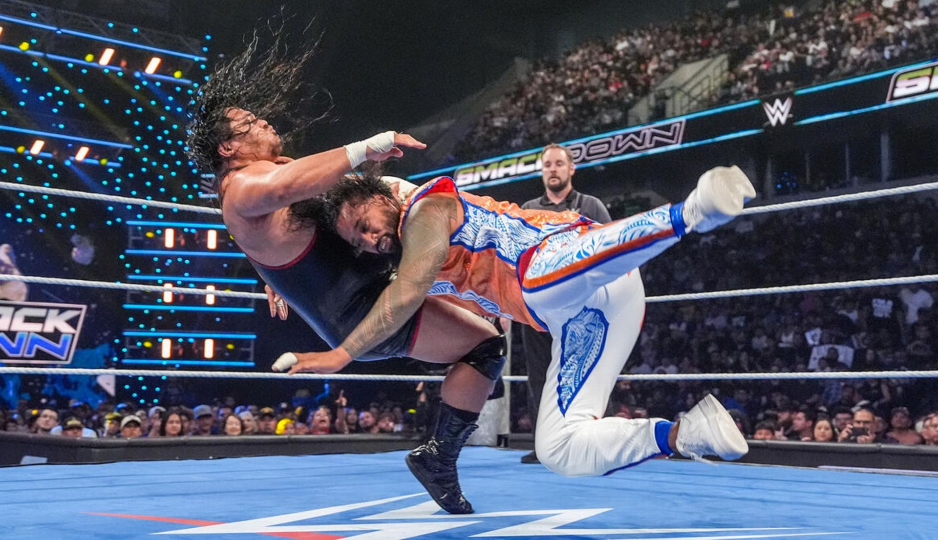 WWE में डेब्यू के बाद फेमस सुपरस्टार को मिली पहली हार, Roman Reigns के भाई ने लहराया जीत का परचम