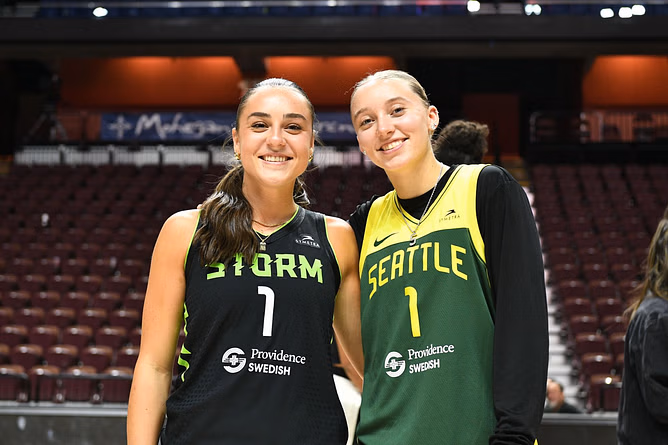 Paige Bueckers' ex-teammate Nika Muhl can't keep quiet after Wings rookie's blistering display against Mercury: "Cmon now"