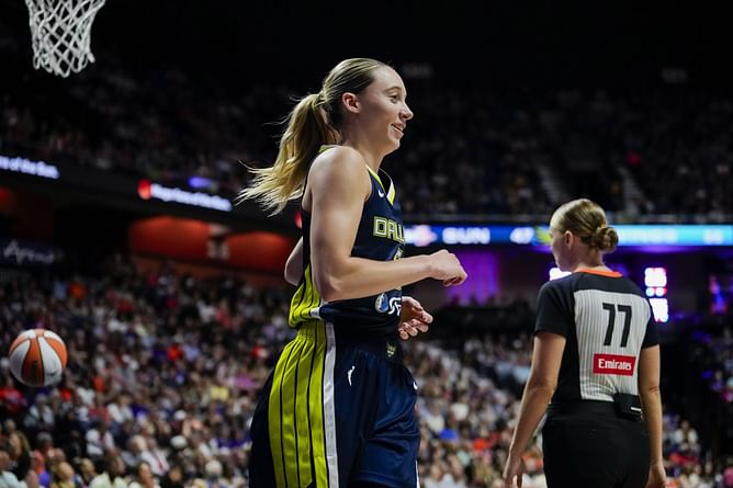 "Thought that was Cameron Diaz for a second" - WNBA fans swoon over Paige Bueckers' fresh Nike x Levi’s look featuring her furry friend