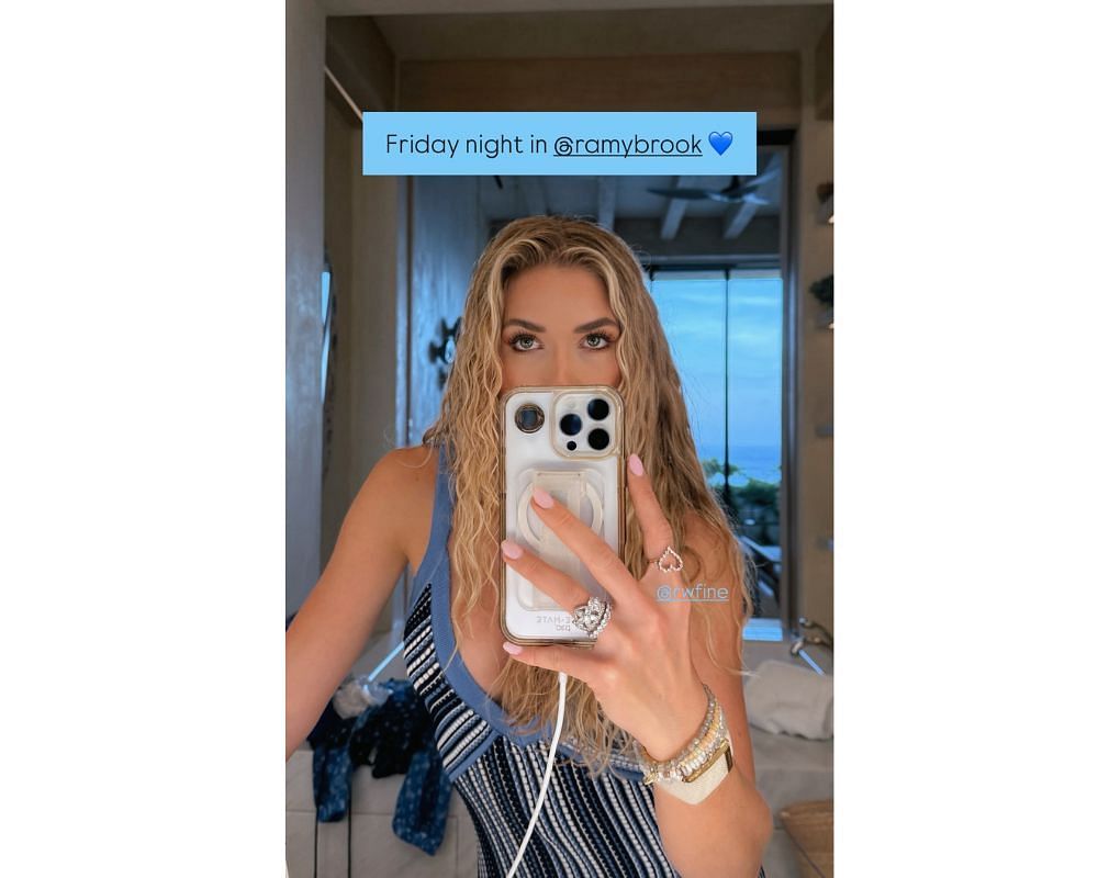 Chiefs heiress Gracie Hunt flaunts sleek Ramy Brook fit in curly hair mirror selfie [PIC] [IG/@graciehunt]