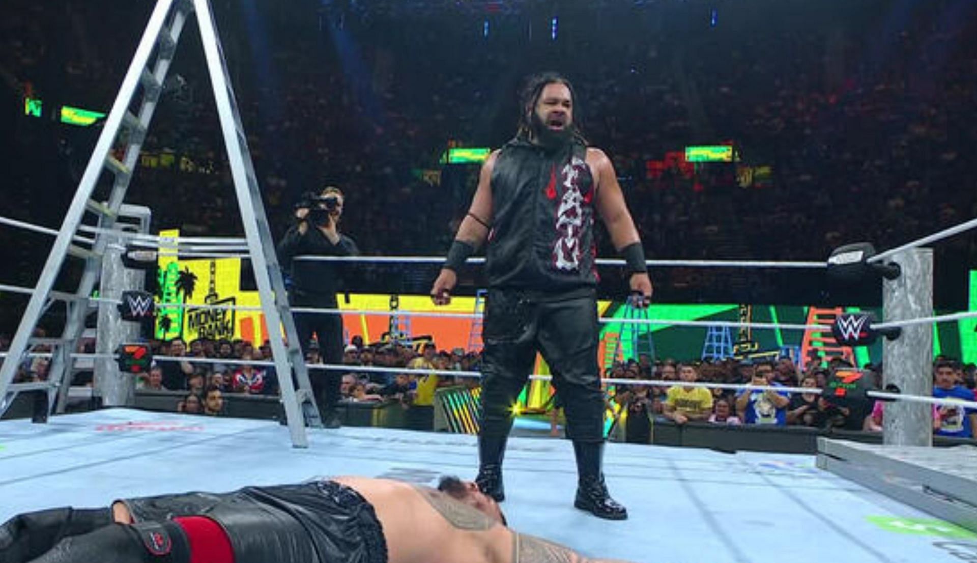 सोलो सिकोआ पर हमला करने के बाद जेकब फाटू (Photo: WWE.com)