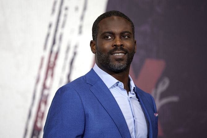 Hall of Famer Michael Vick shows off insane arm strength while throwing ball at Norfolk State practice ft. Terence Crawford