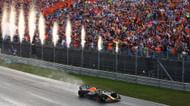 Max Verstappen (1) passa fuochi d'artificio durante il Gran Premio F1 dei Paesi Bassi a Circuit Zandvoort. Fonte: Getty