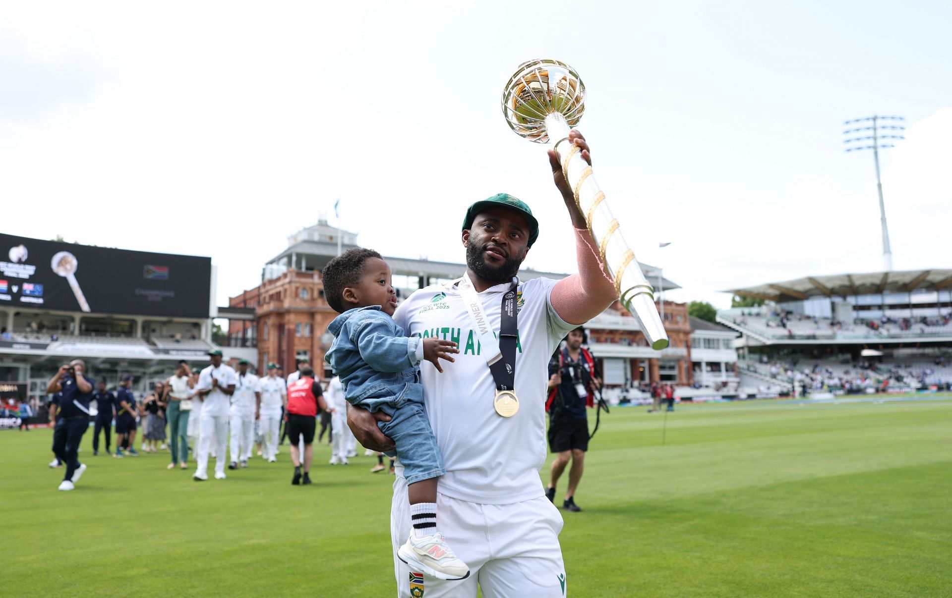 Temba Bavuma celebrates the famous win with his son. (Image Credits: Getty Images)