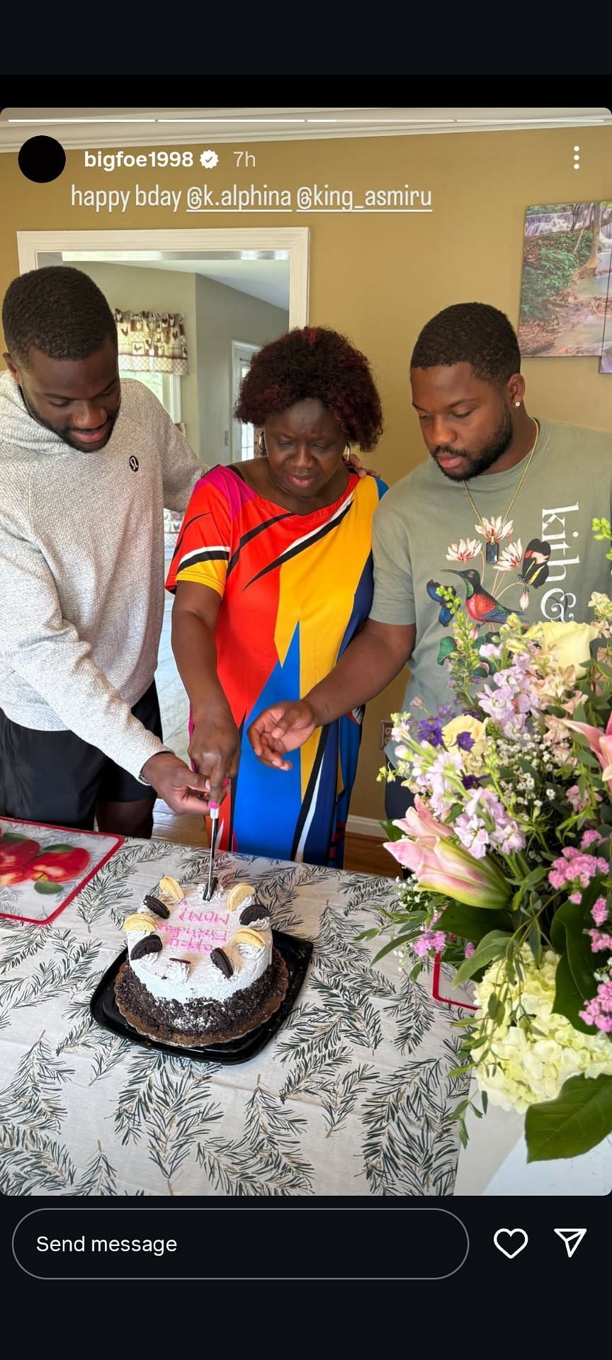 Tiafoe's Instagram Story showing the brothers holding mother Alphina's hand as she cuts her birthday cake (Source: Instagram/bigfoe1998)