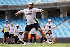 Rohit Sharma gives autograph on a bat to former Team India assistant coach at Wankhede Stadium [Watch]