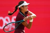 Raducanu plays a backhand at the HSBC Championships - Day Two - Source: Getty