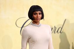 "She ate this up" — Netizens left in awe as Ciara strikes the viral Nicki Minaj high school pose on top of 2 dumbbells