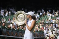 Iga Swiatek kisses the Venus Rosewater Dish after winning the women's singles final at the 2025 Wimbledon Championships (Source: Getty)
