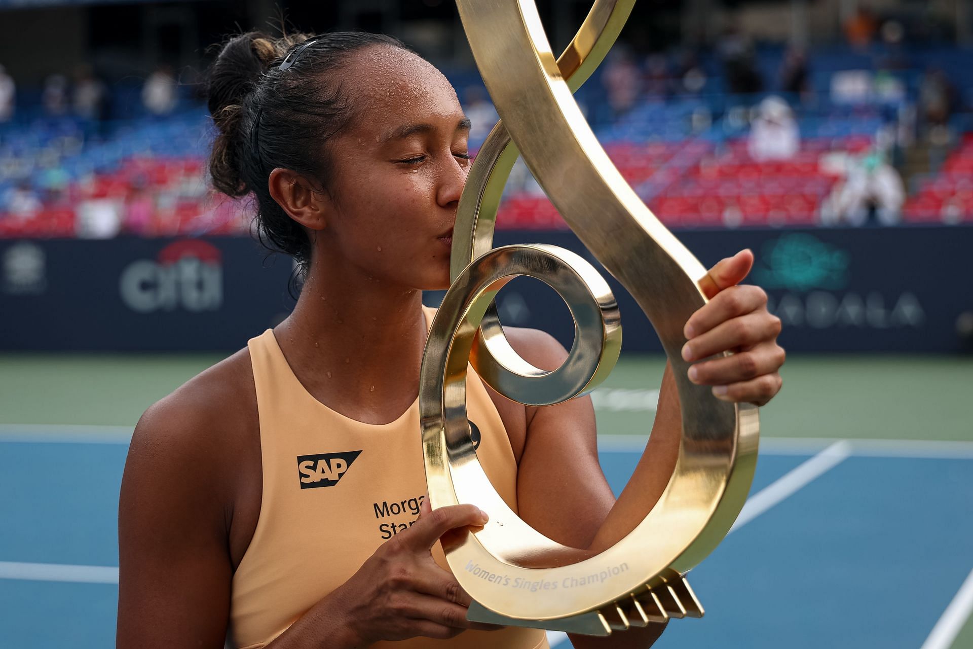 Leylah Fernandez with the Mubadala Citi DC Open 2025 trophy - Source: Getty