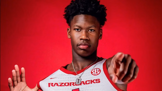 “His favorite player Bron”: Fans react as Arkansas commit JaShawn Andrews goes off with 25 points with John Calipari in attendance
