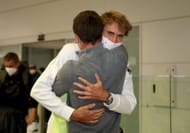 Alexander Zverev hugs his brother Mischa | Image Source: Getty