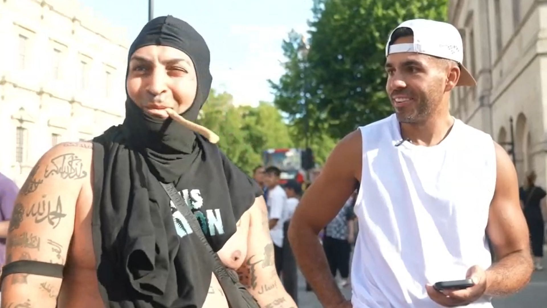 Kick streamer MoDeen was seen throwing a firecracker at tourists outside Buckingham Palace during a Kick broadcast (Image via nelkboys/Kick)