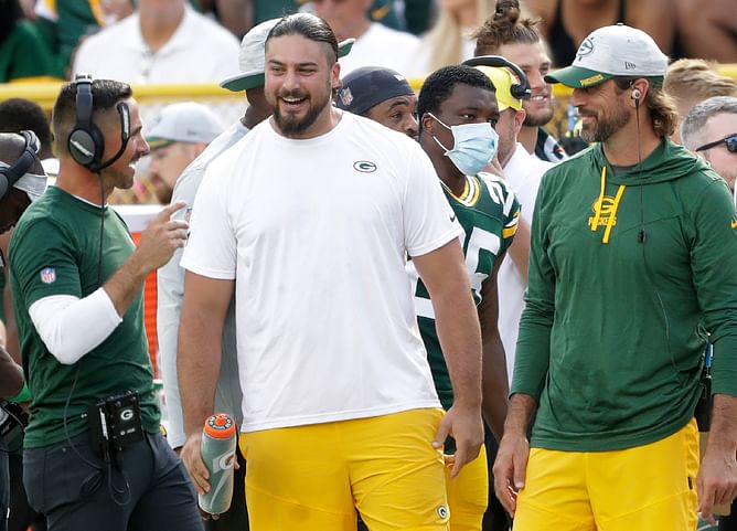 David Bakhtiari weighes in as Aaron Rodgers shares snippets of his workout session with Steelers WRs in Malibu