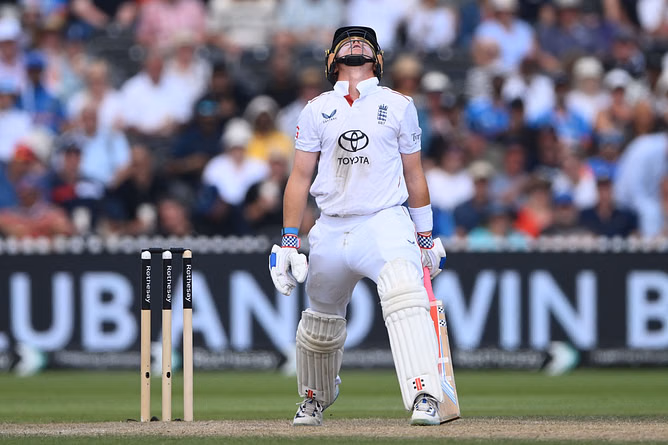 KL Rahul takes a sharp catch as Washington Sundar dismisses Ollie Pope to break 144-run partnership in ENG vs IND 2025 4th Test [Watch]