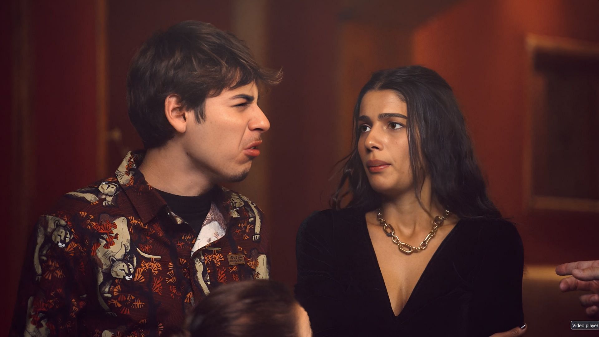 Felipinho and Carol exchange tense glances amid growing suspicions (Image via Netflix)