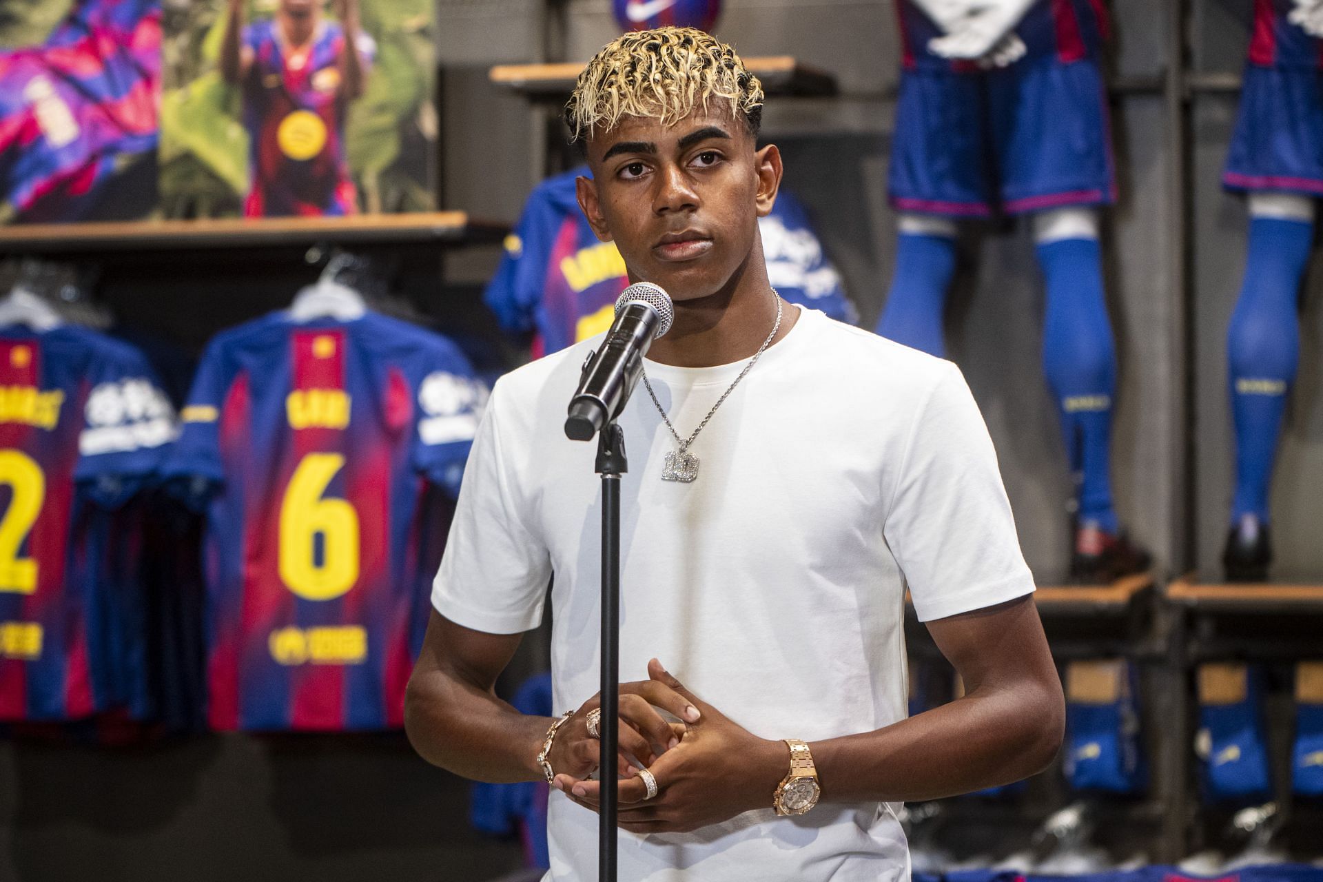Lamine Yamal inherits FC Barcelona&#039;s iconic number 10 jersey after signing until 2031 - Source: Getty