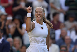 WATCH: Bizarre scenes as Mirra Andreeva forgets score, doesn't realize she won against Emma Navarro in Wimbledon 4R