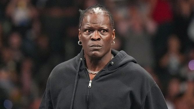 R-Truth & 2 other WWE SmackDown stars to turn heel and form new faction with absent name? Potential explored