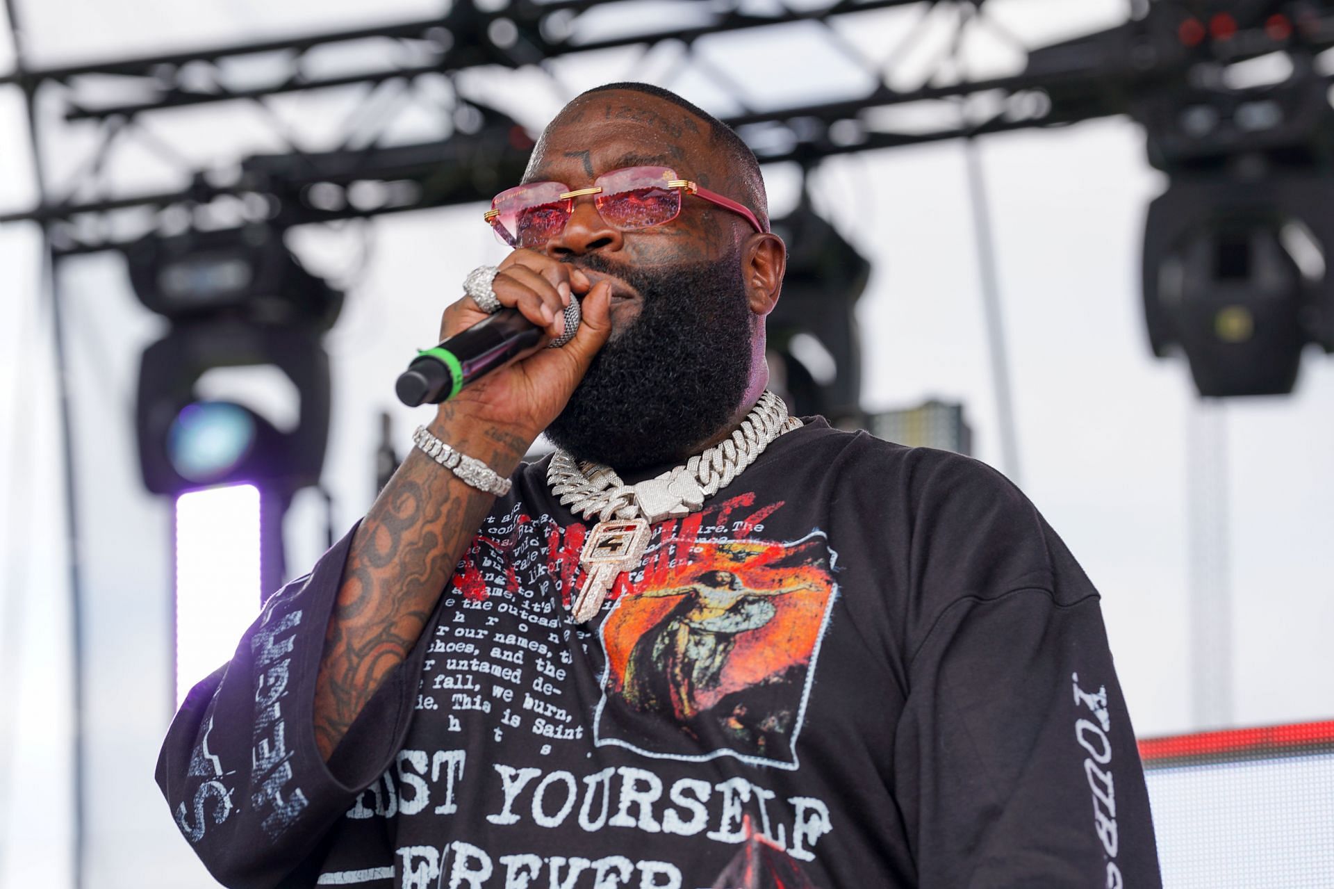 Ross performs on stage (Image via Getty)