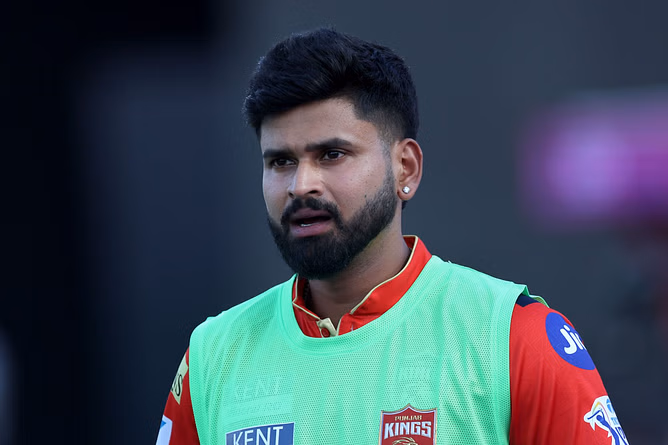 Shreyas Iyer gets involved in fun banter while playing cricket at his apartment with PBKS teammate [Watch]