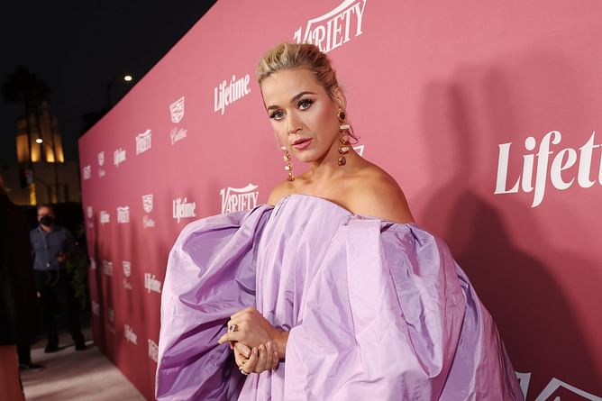 "She is copying Beyonce" — Internet reacts to Katy Perry's tour prop malfunctioning midair during her performance