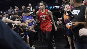 Watch: Brittney Griner licks her hand after dominating Phoenix Mercury in first game back on old stomping grounds