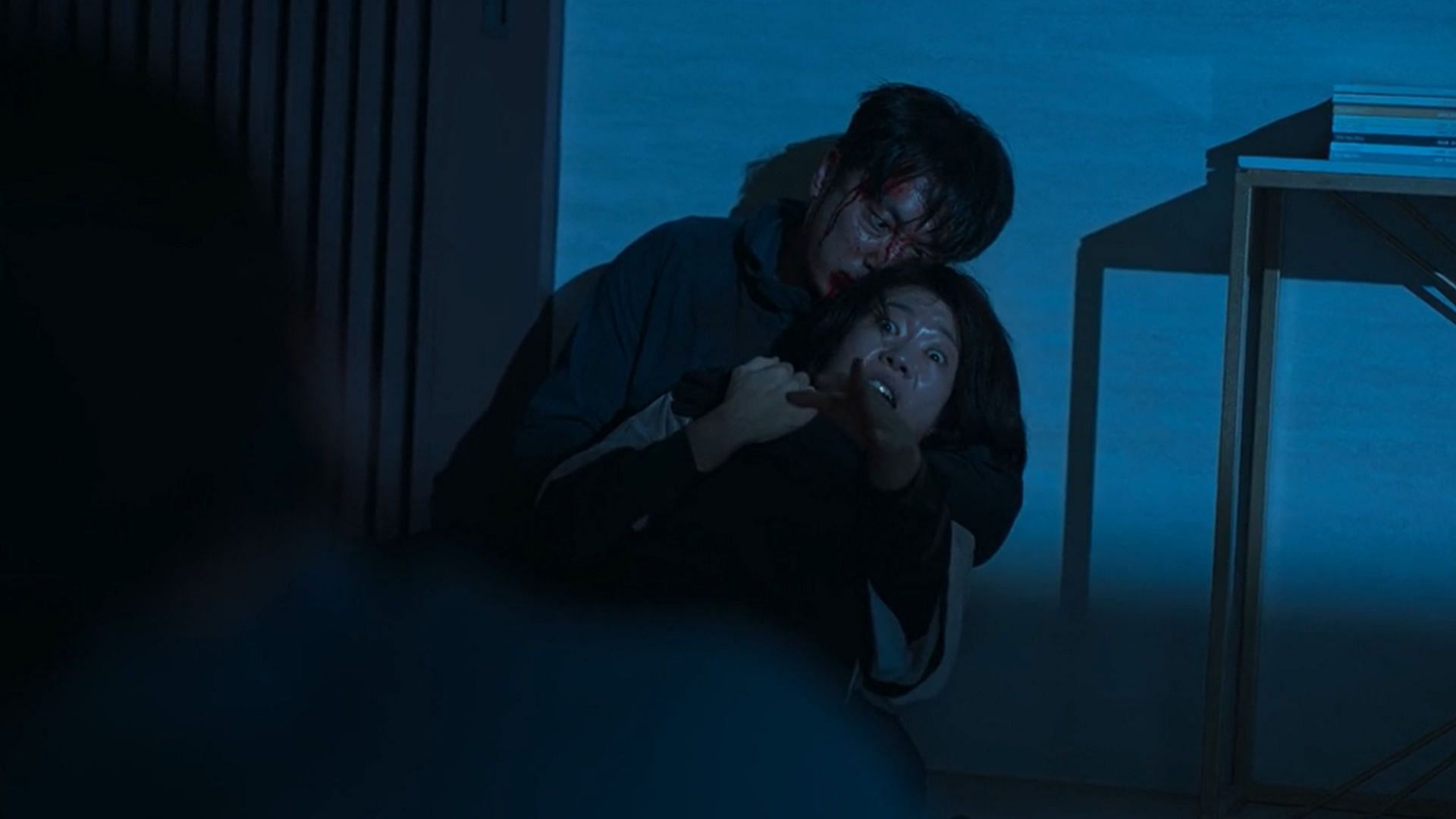 Jin-ho killing Eun-hwa in Wall to Wall (Image via Netflix)