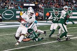 "He’s already beat lol": NFL fans react as Tyreek Hill runs route against Chad Ochocinco's defense