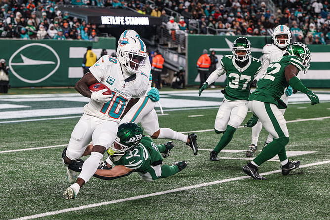 "He’s already beat lol": NFL fans react as Tyreek Hill runs route against Chad Ochocinco's defense