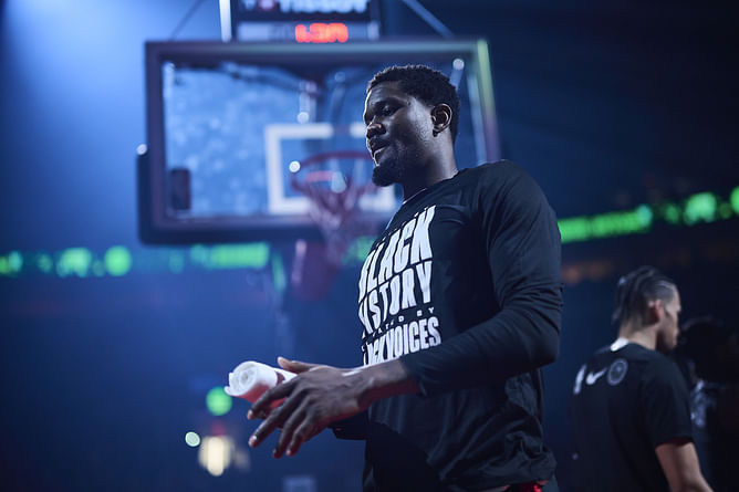 "You get a refund" - Ex-Laker Nick Young throws cheeky support behind Deandre Ayton over IG model's wild accusations