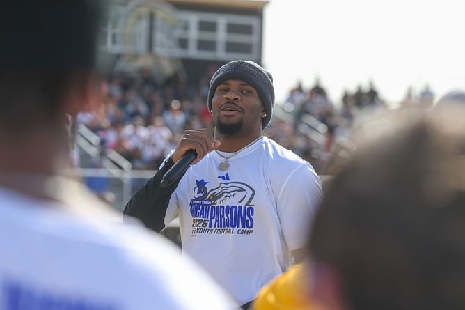 Seahawks' Kenneth Walker's bald look inspires Micah Parsons to join the club