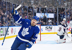 Leafs' Nick Robertson ties the knot with partner Emma at Graydon Hall Manor